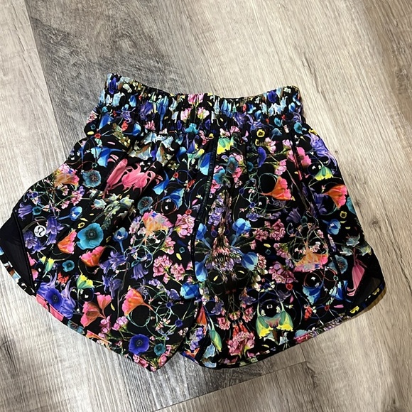Lululemon Hotty Hot High Rise lined Flowerscope Black Multi size 0 - Picture 3 of 14